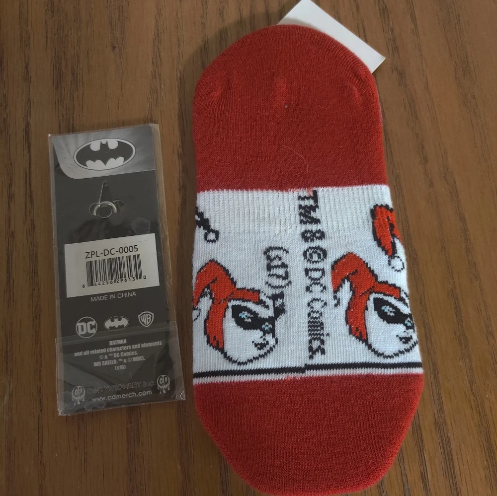 🆕 Harley Quinn 1 pair of no-show socks 🧦 and Keychain (2/$15; PRICE IS FIRM)
